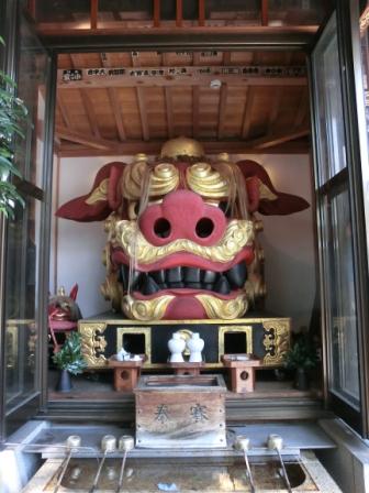 Shishi (Lion) of Namiyoke-Inari in Tsukiji.